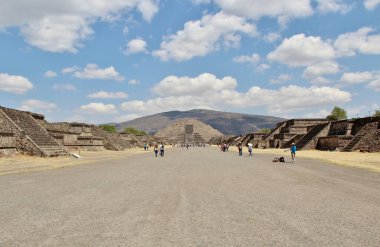 Meksika 'da antik bir şehir olan Teotihuacan, piramitlerin ve harabelerin manzarası