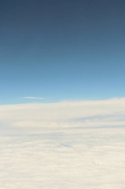 Mavi gökyüzünde beyaz bulutlar