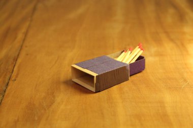 Tahta masa arkasında kibrit çöpleri