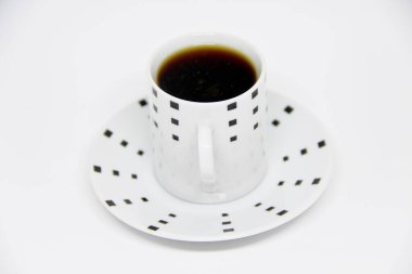 Beyaz arka planda bir fincan fincan dolusu kahve manzarası 