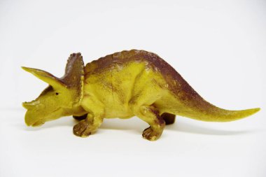 Beyaz arka planda izole edilmiş plastik dinozor oyuncağı