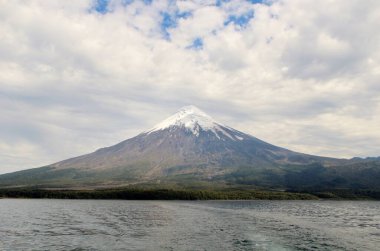Karlı volkanın manzarası - Şili