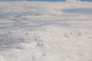 Mavi gökyüzünde beyaz bulutlar