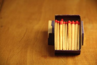 Tahta masa arkasında kibrit çöpleri