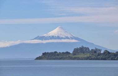Karlı volkanın manzarası - Şili