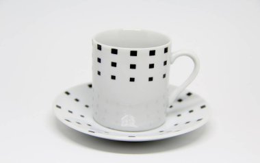 Beyaz arkaplanda fincan ve fincan tabağı görüntüsü 