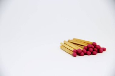 Beyaz arkaplanda kibrit çöpleri