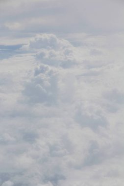 Mavi gökyüzünde beyaz bulutlar