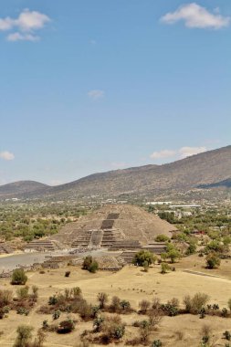 Meksika 'da antik bir şehir olan Teotihuacan, piramitlerin ve harabelerin manzarası