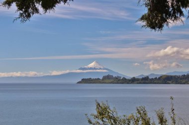 Karlı volkanın manzarası - Şili