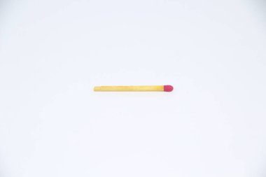 Beyaz arkaplanda tek kibrit çöpü