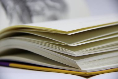 Açılmış kitabın masadaki yakın görüntüsü