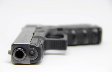 Tabanca, tek el kullanım için tasarlanmış, beyaz üzerine izole edilmiş küçük bir silah..