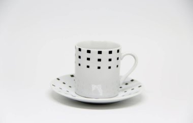 Beyaz arkaplanda fincan ve fincan tabağı görüntüsü 