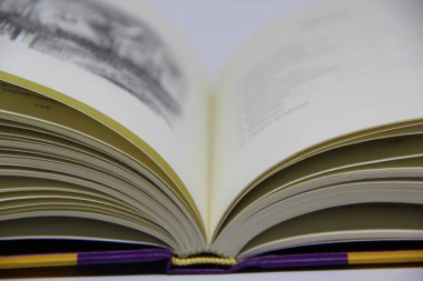 Açılmış kitabın masadaki yakın görüntüsü