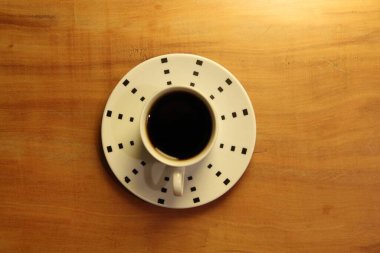 Ahşap arka planda bir fincan dolusu kahve manzarası