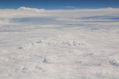 Mavi gökyüzünde beyaz bulutlar