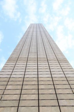 Mavi gökyüzü arka planındaki cep telefonu şebekesi için baz istasyonu ve radyo anteniName