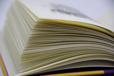 Açılmış kitabın masadaki yakın görüntüsü