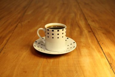 Ahşap arka planda bir fincan dolusu kahve manzarası