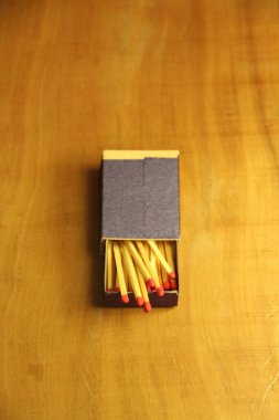 Tahta masa arkasında kibrit çöpleri