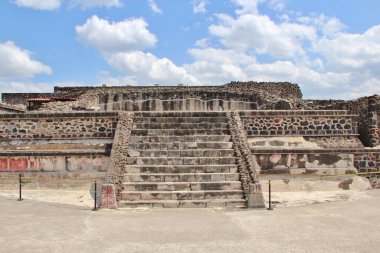 Meksika 'da antik bir şehir olan Teotihuacan, piramitlerin ve harabelerin manzarası