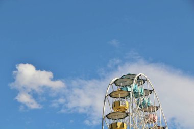 Dönme dolap mavi gökyüzü arkaplanına karşı