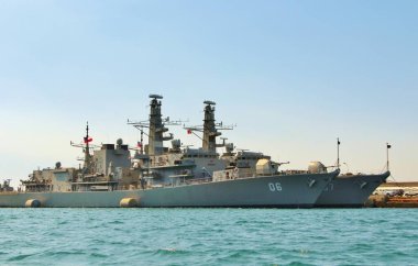 Denizdeki askeri donanma gemisi.