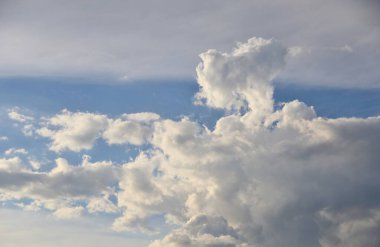 Mavi gökyüzünde beyaz bulutlar