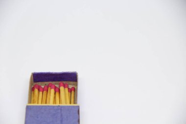 Beyaz arkaplanda kibrit kutusunda kibrit çöpleri