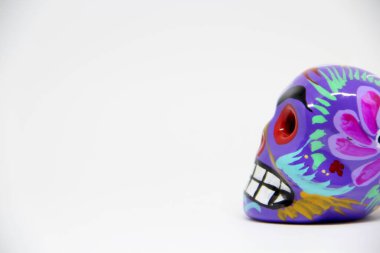 Beyaz arkaplanda Meksika kafatası