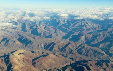 Bulutlardaki dağların güzel hava manzarası 