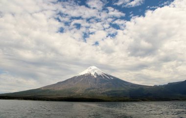 Karlı volkanın manzarası - Şili