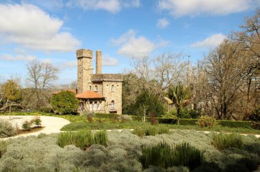 Mimari manzara, binaların cepheleri, ve saray kompleksinin bahçesi Quinta da Regaleira, Sintra, Portekiz