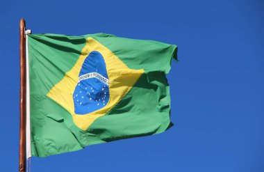 Gökyüzü arka planında Brezilya bayrağı