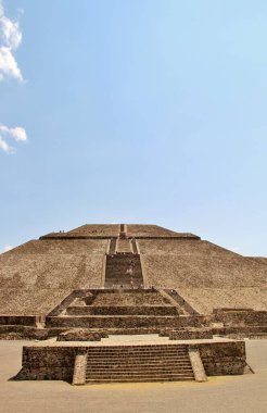 Meksika 'da antik bir şehir olan Teotihuacan, piramitlerin ve harabelerin manzarası