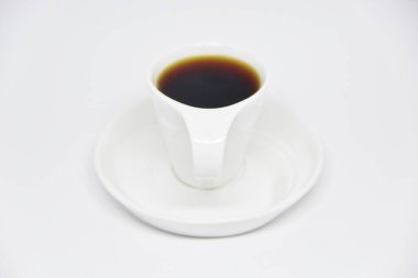 Beyaz arka planda bir fincan fincan dolusu kahve manzarası 