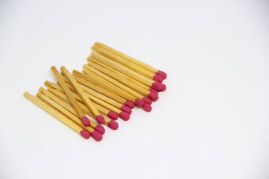 Beyaz arkaplanda kibrit çöpleri