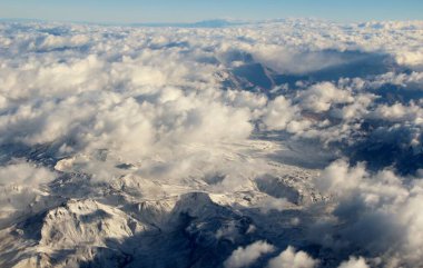 Bulutlardaki dağların güzel hava manzarası 