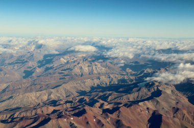 Bulutlardaki dağların güzel hava manzarası 