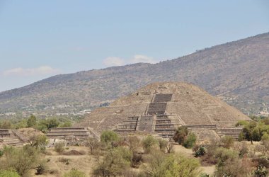 Meksika 'da antik bir şehir olan Teotihuacan, piramitlerin ve harabelerin manzarası
