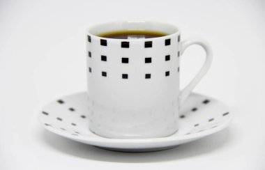 Beyaz arka planda bir fincan fincan dolusu kahve manzarası 
