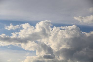 Mavi gökyüzünde beyaz bulutlar