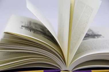 Açılmış kitabın masadaki yakın görüntüsü