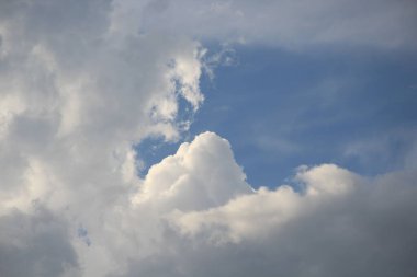 Mavi gökyüzünde beyaz bulutlar