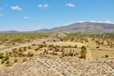 Meksika 'da antik bir şehir olan Teotihuacan, piramitlerin ve harabelerin manzarası