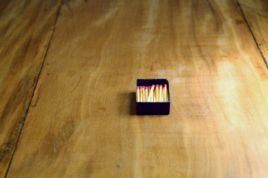 Tahta masa arkasında kibrit çöpleri