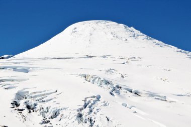 Karlı volkanın manzarası - Şili