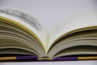 Açılmış kitabın masadaki yakın görüntüsü