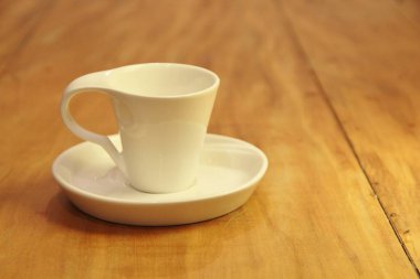 Boş bir kahve fincanını ahşap arka planda bir fincan üzerinde görmek